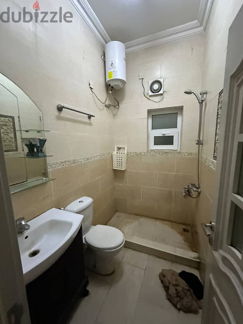 A room with a semi-furnished bathroom in Al-azaiba neaغرفة بحمام شبه مفروشة بالعذيبة قرب الفير ماركت 4
