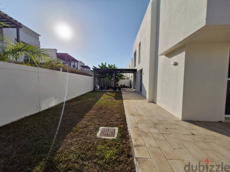 4 BR + Maid’s Room Elegant Spacious Villa in Al Mouj 13
