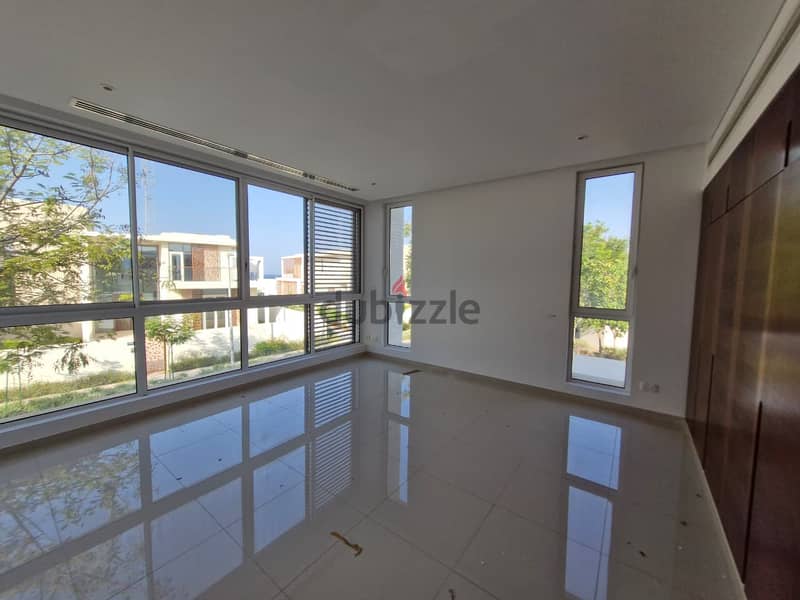 4 BR + Maid’s Room Elegant Spacious Villa in Al Mouj 16
