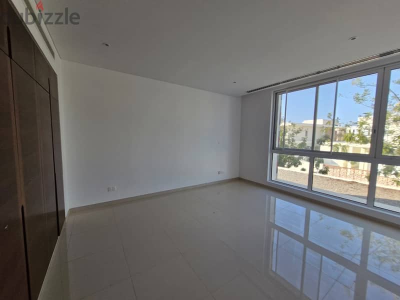4 BR + Maid’s Room Elegant Spacious Villa in Al Mouj 17