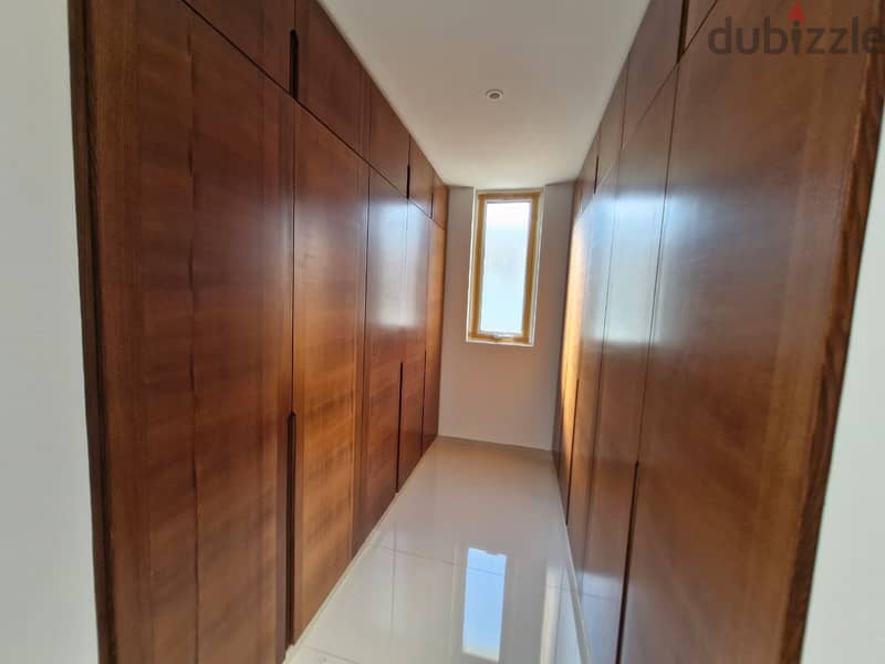 4 BR + Maid’s Room Elegant Spacious Villa in Al Mouj 19