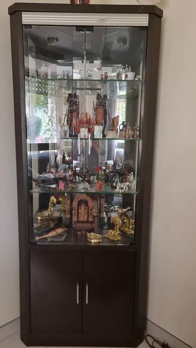 Corner display unit with mirror.