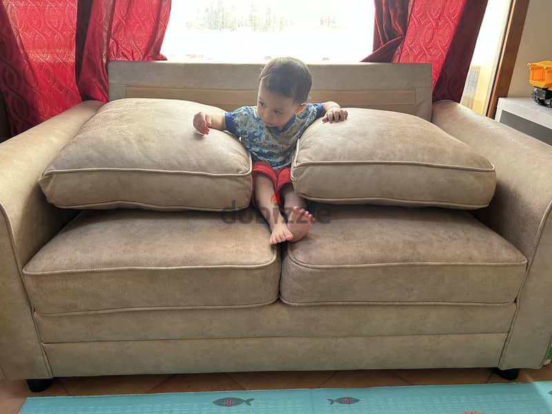 2-Seater Cream Sofa – Excellent Condition 6