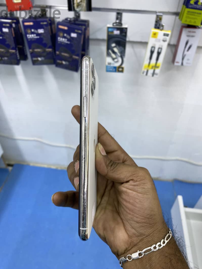 Apple - iPhone 11 Pro Max 3