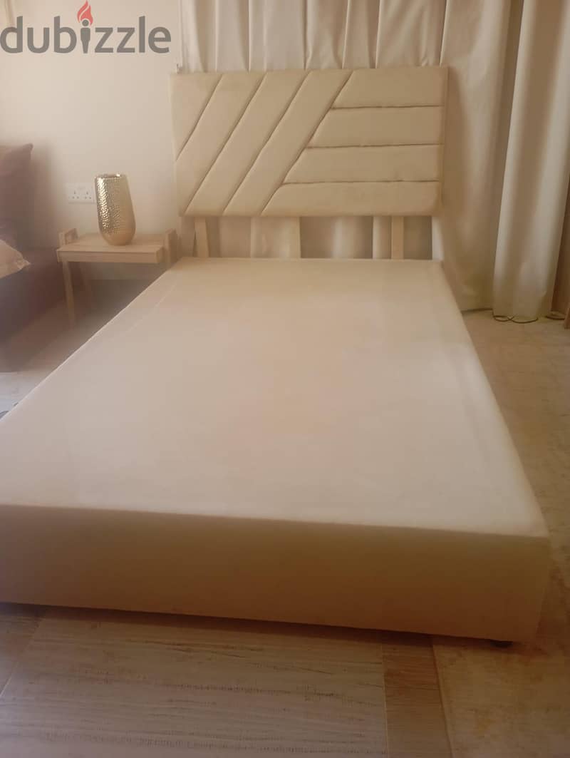 selling 2beds and 2chairs each at 20rials 2
