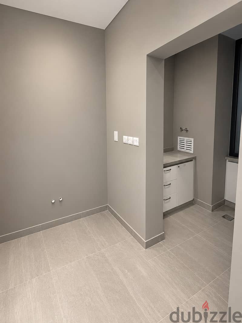 Prime Commercial Space – Ideal for Showroom or Retail 5