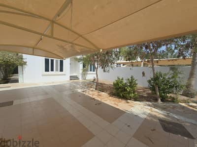 فيلا للايجار العذيبه قريب شارع 18 نوفمبر/Villa for rent in Al Azaiba, near 18th November Street.