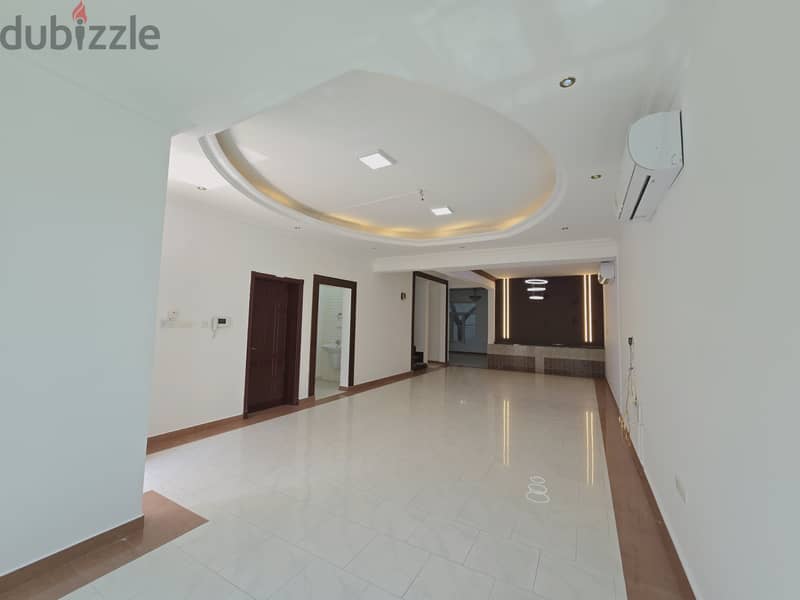 فيلا للايجار العذيبه قريب شارع 18 نوفمبر/Villa for rent in Al Azaiba, near 18th November Street. 2