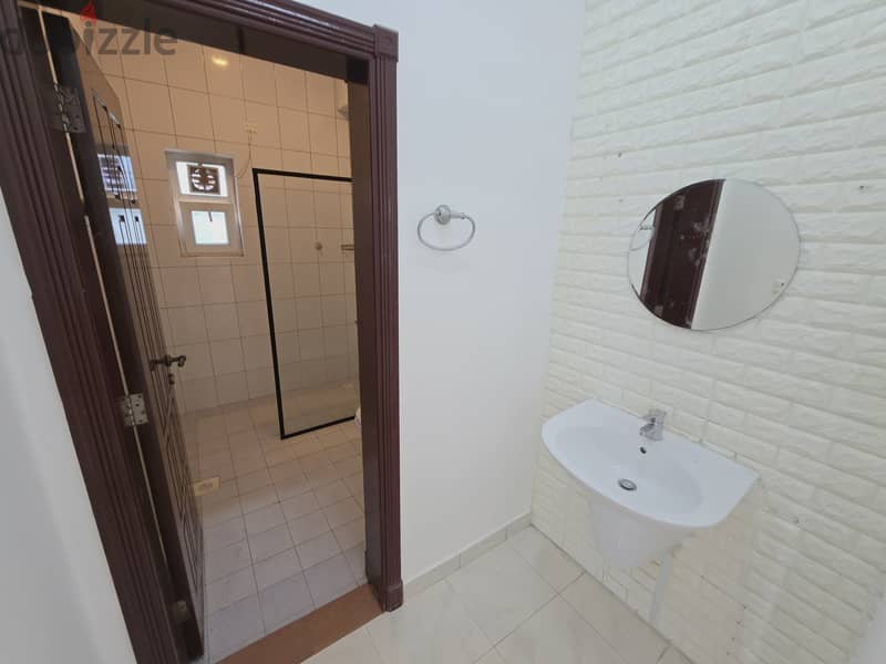 فيلا للايجار العذيبه قريب شارع 18 نوفمبر/Villa for rent in Al Azaiba, near 18th November Street. 3