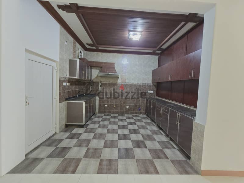 فيلا للايجار العذيبه قريب شارع 18 نوفمبر/Villa for rent in Al Azaiba, near 18th November Street. 5
