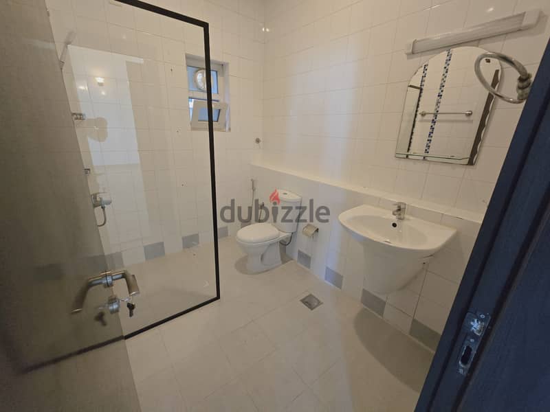 فيلا للايجار العذيبه قريب شارع 18 نوفمبر/Villa for rent in Al Azaiba, near 18th November Street. 11