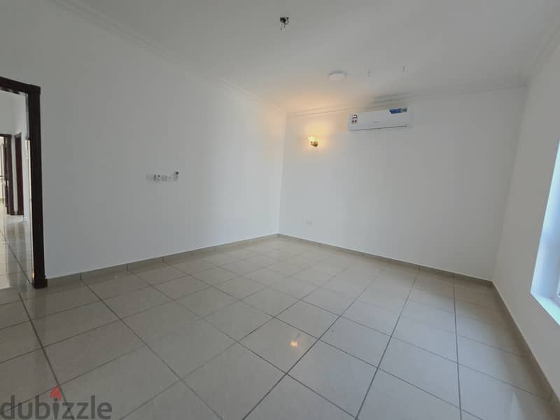 فيلا للايجار العذيبه قريب شارع 18 نوفمبر/Villa for rent in Al Azaiba, near 18th November Street. 13