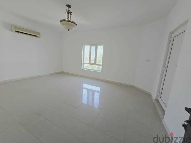 فيلا للايجار العذيبه قريب شارع 18 نوفمبر/Villa for rent in Al Azaiba, near 18th November Street. 15