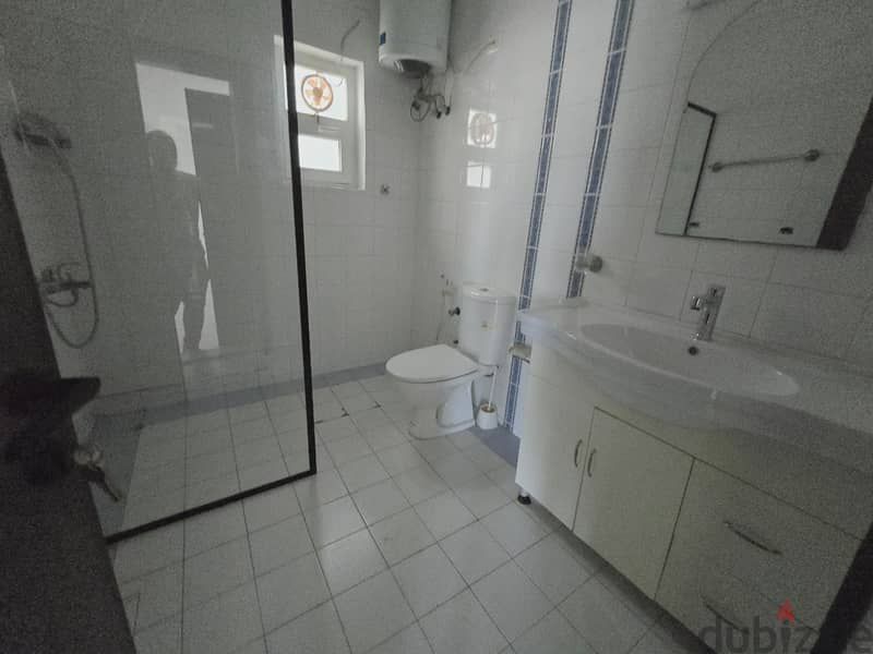 فيلا للايجار العذيبه قريب شارع 18 نوفمبر/Villa for rent in Al Azaiba, near 18th November Street. 16