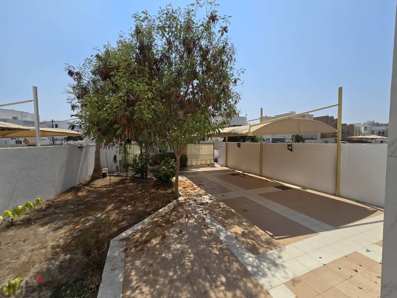 فيلا للايجار العذيبه قريب شارع 18 نوفمبر/Villa for rent in Al Azaiba, near 18th November Street. 17