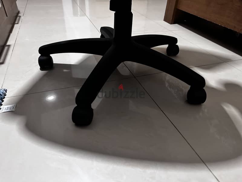 Office chair with wheels and adjustable height 1
