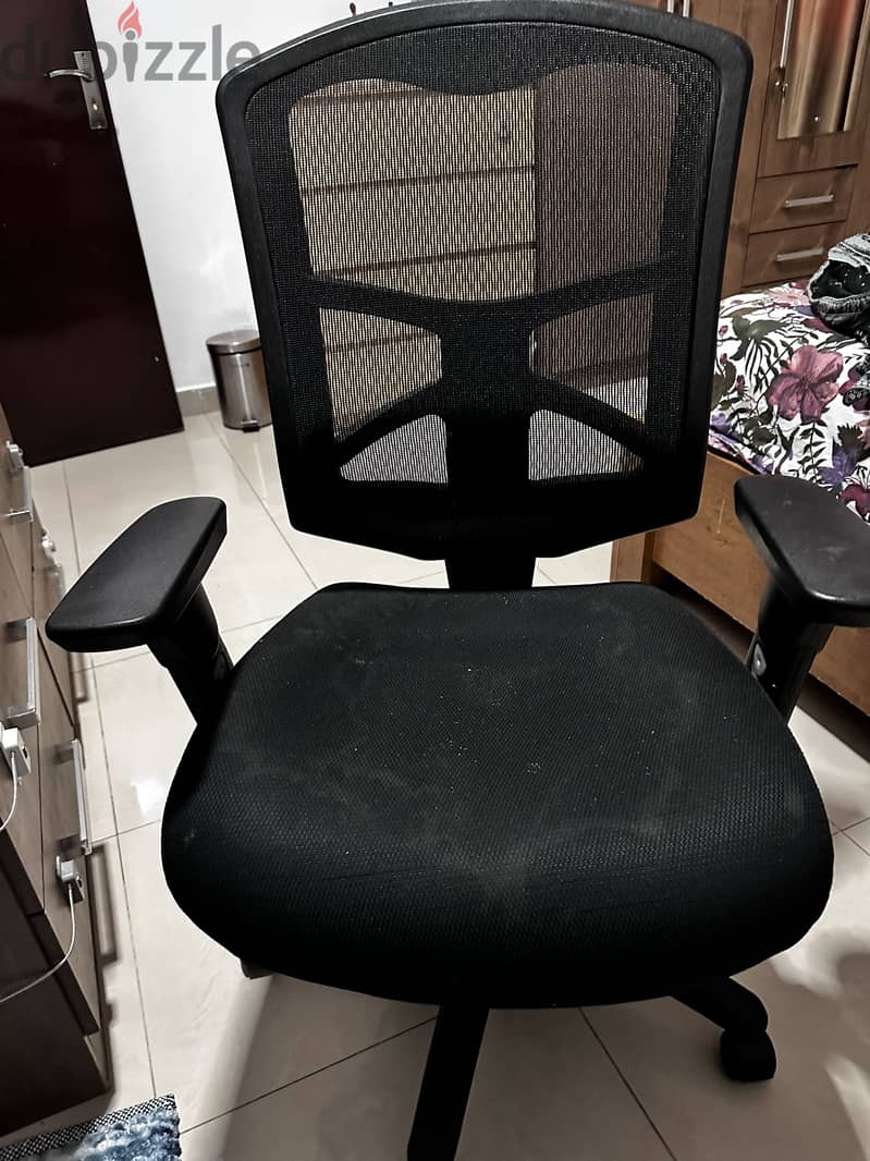 Office chair with wheels and adjustable height 3