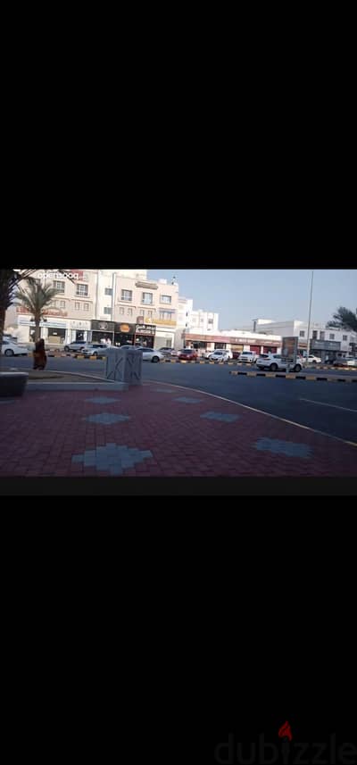 شقة للبيع في العامرات السادسة منطقة حيوية جدا.