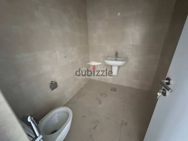 Spacious High Floor Office Space for Rent | مكتب واسع بإطلالة جميلة للإيجار 4