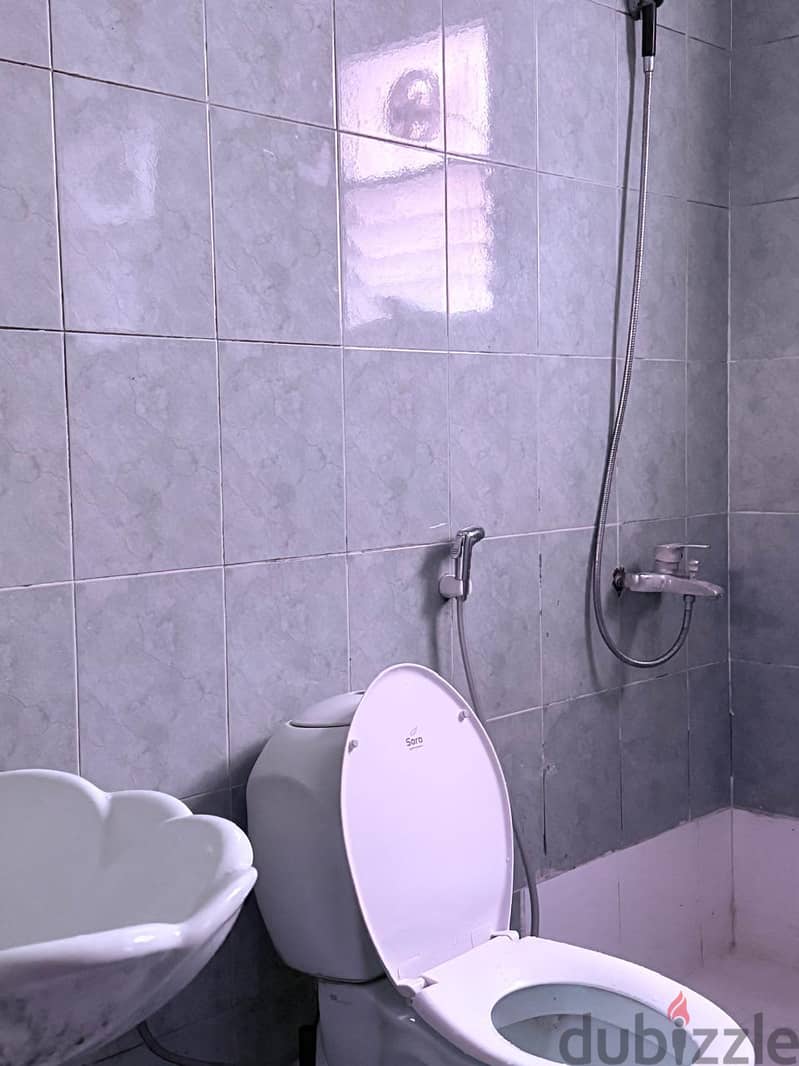 room for rent in al khuwair near zakar mall 6