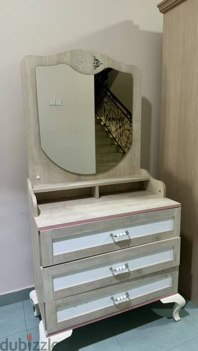 تسريحة غرفة بمرآة و اضاءه ومنظم ادراج _Vanity table with LED Mirror