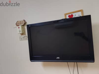 شاشة JVC 32 بوصة نظيفة مع حامل جداري