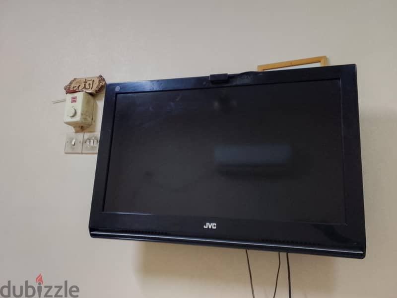 شاشة JVC 32 بوصة نظيفة مع حامل جداري 1