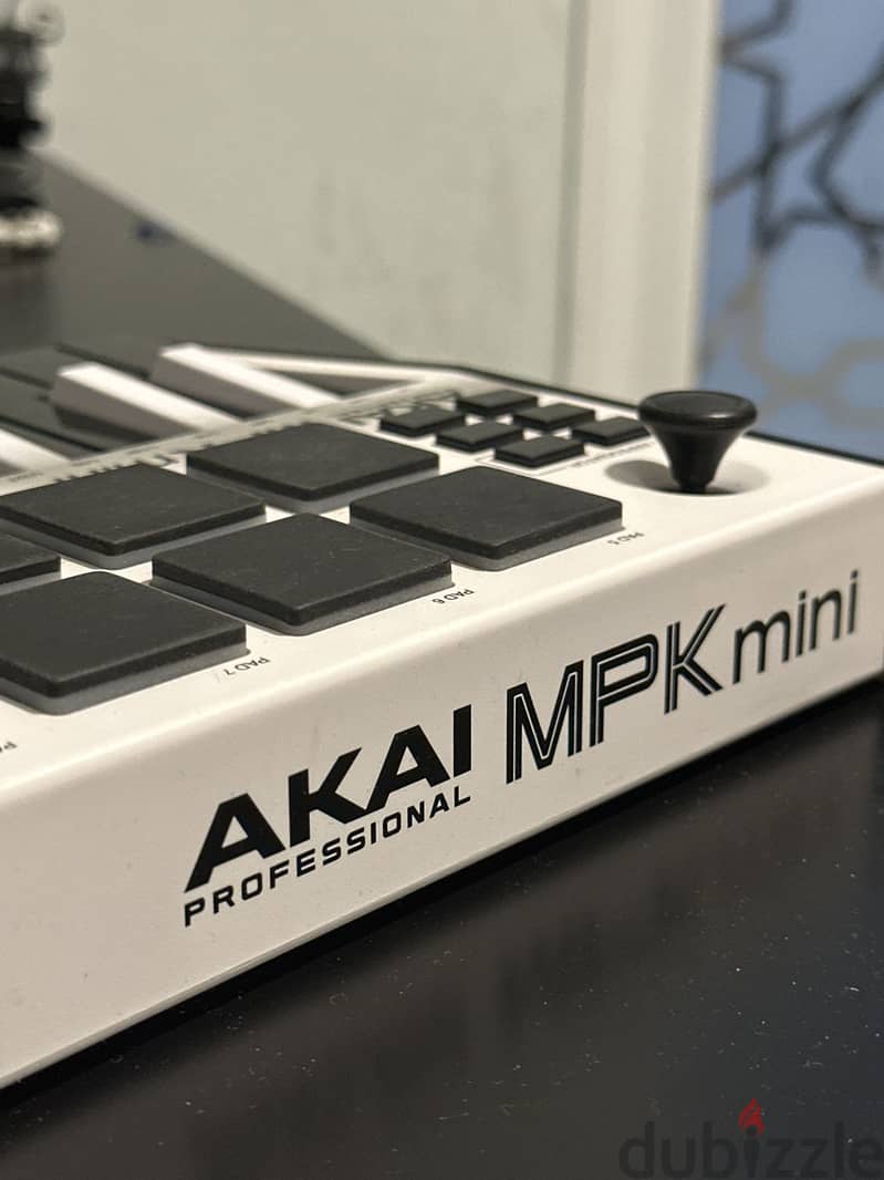 Akai MPK Mini MK3 (White) 1