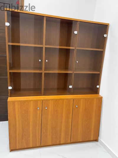 خزانة عرض وتخزين للبيع الفوري والتفاوضيةBookcase Cabinet Quick Sale