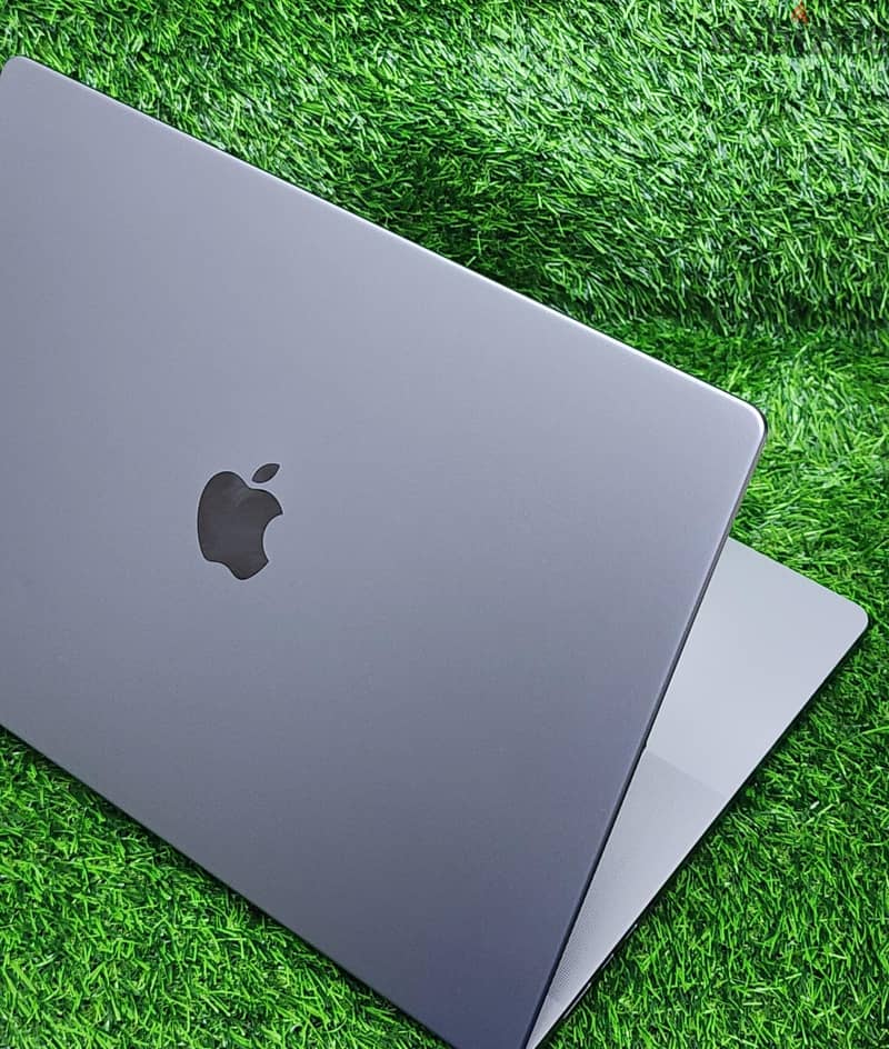 MacBook Pro A2485 M1 Pro Processor 16gb 1tb 88% battery 7