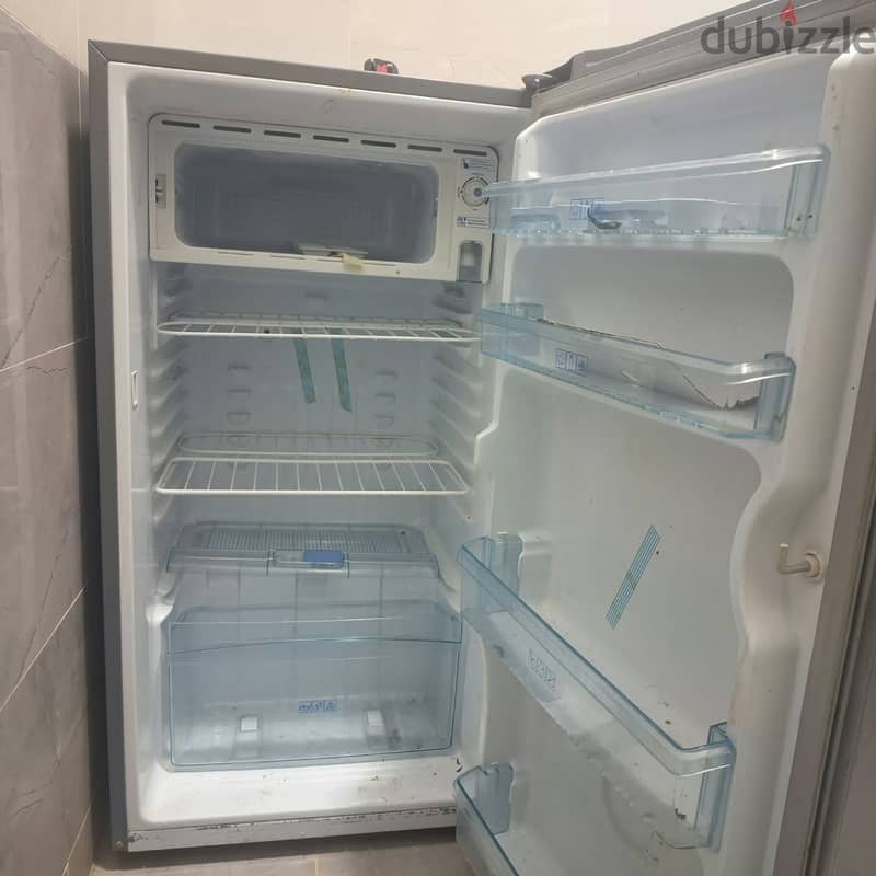 Daewoo fridge single door & Samsung 7kg top load automatic both 50 rial (phone no 93928358,99017155 1