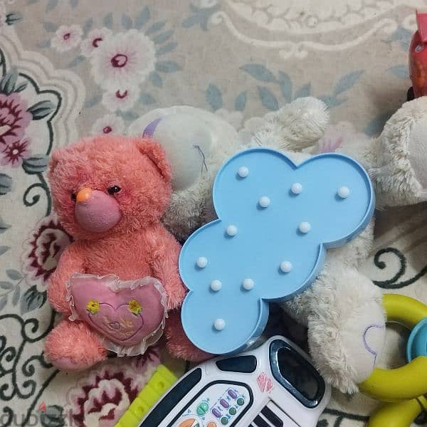 untensils,, toys ,,shoes,, bag all item 5 riyal 4