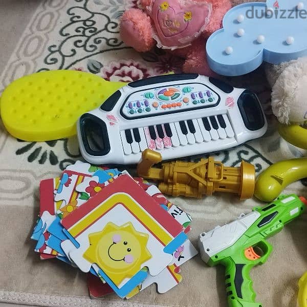 untensils,, toys ,,shoes,, bag all item 5 riyal 5