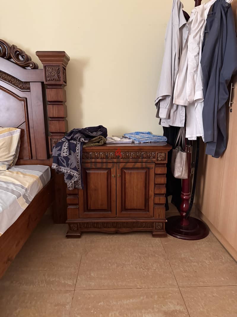 Old money style. High quality hand carved heavy duty room set. 2