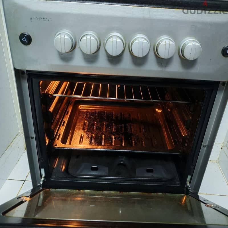 4 burner cooking range 50x50 size with owen 1