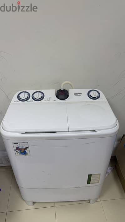 Geepas semi-automatic twin-tub washing machine
