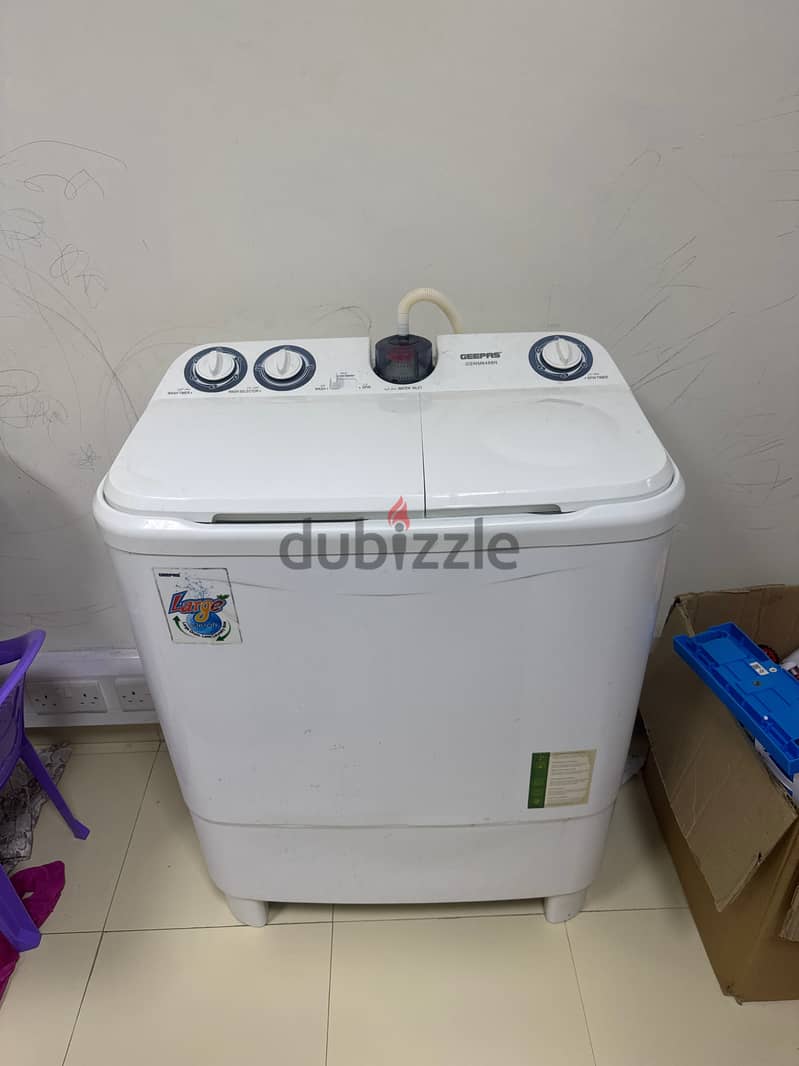 Geepas semi-automatic twin-tub washing machine 1