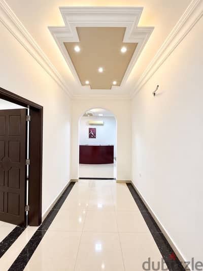 عقار سكني تجاري ٣ طوابق في شارع مزون بالقرب من جامع السيدة ميزون
