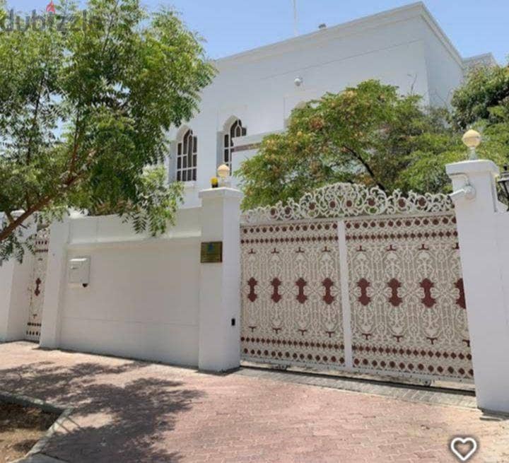 5 Bedroom villa for rent in shatti quram. 2