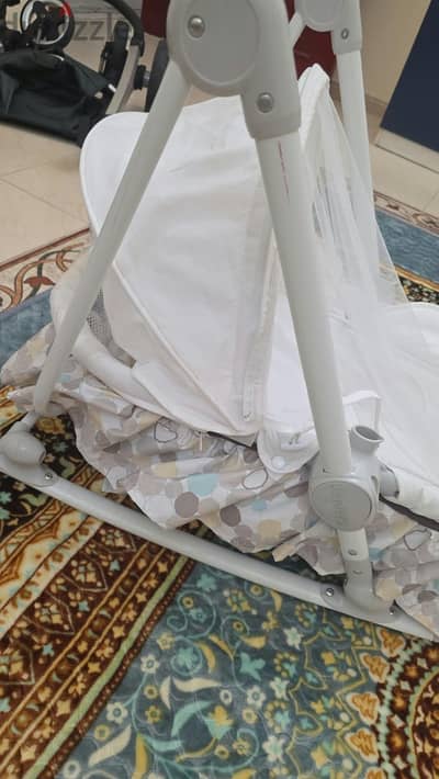 سرير  اطفال بحالة نظيفة جدا