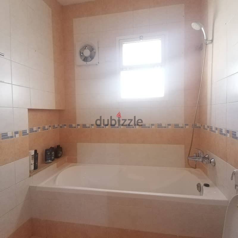 Private room with an attached bathroom 3