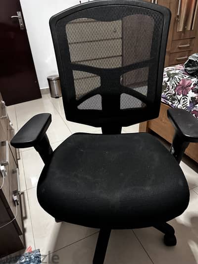 Office chair mesh back and wheels