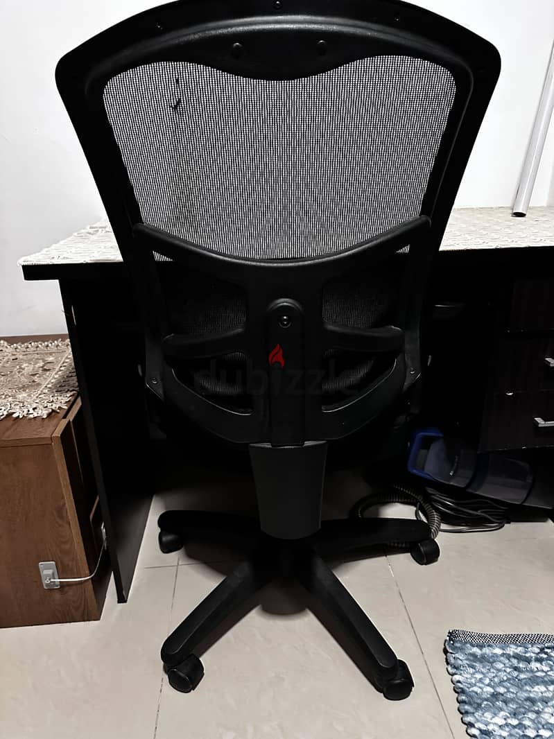 Office chair mesh back and wheels 2