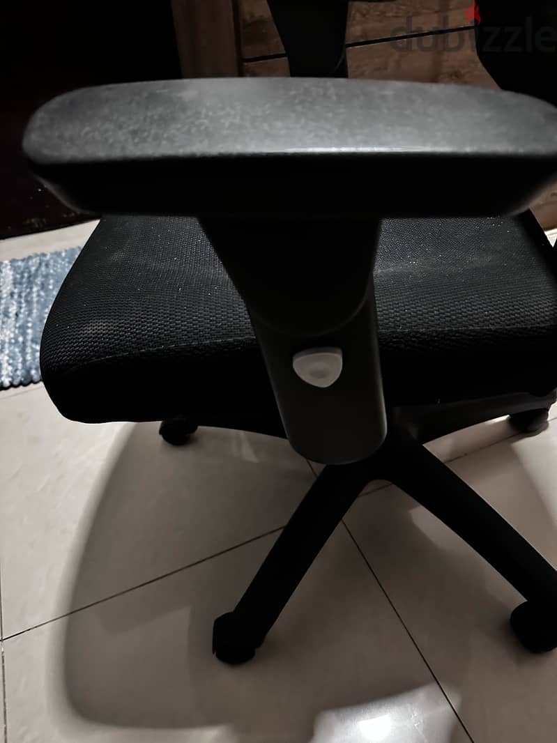 Office chair mesh back and wheels 3