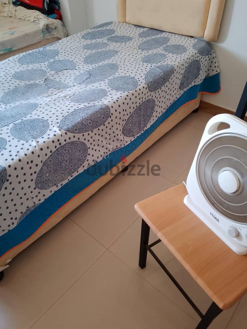 very clean bed used only 8 months nearly new contain draw 4