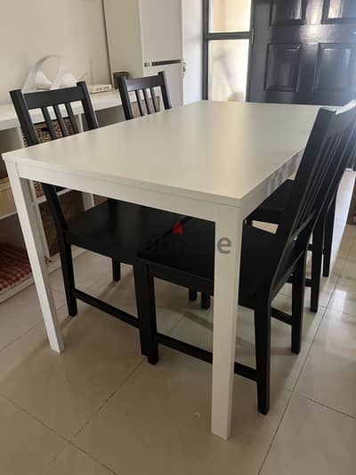 Vihals extendible table + chairs (and cushions)