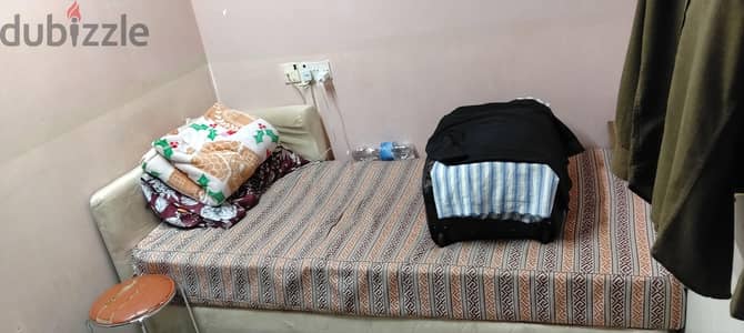 Bed space available in Ruwi for men near Lulu