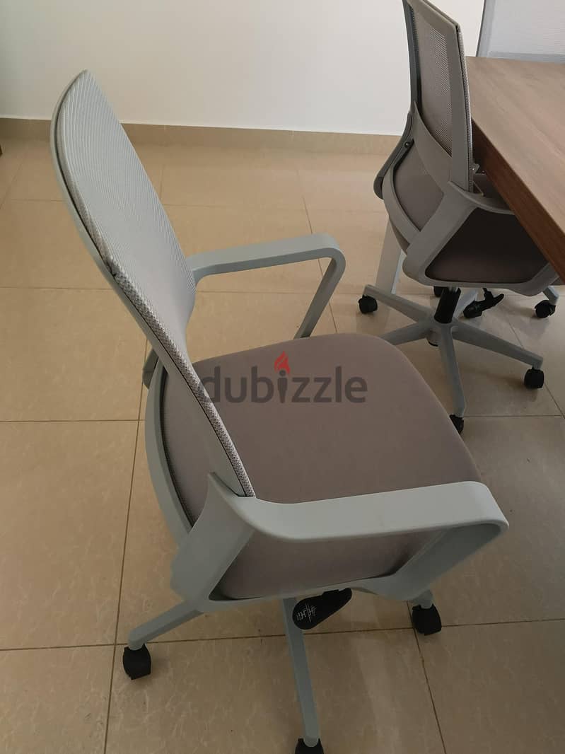 Title: Modern Conference Table with 6 Office Chairs for Sale – OMR 245 3