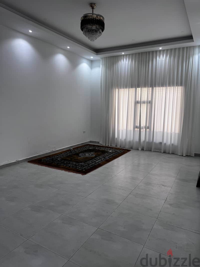 فيلا للإجار في العامرات السادسة 11