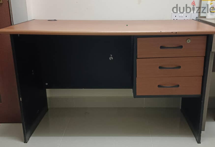 Office Table In Good Condition 2
